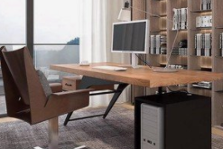 普通木材的电脑桌